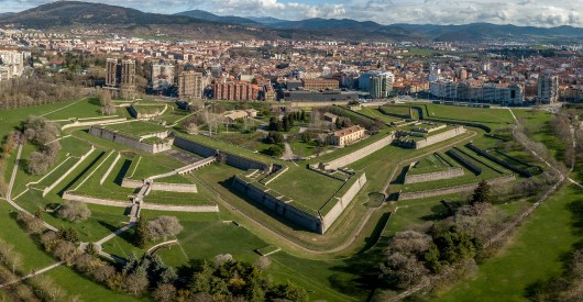 
		Pamplona,  la ciudad con la mejor calidad de vida en España
		
	